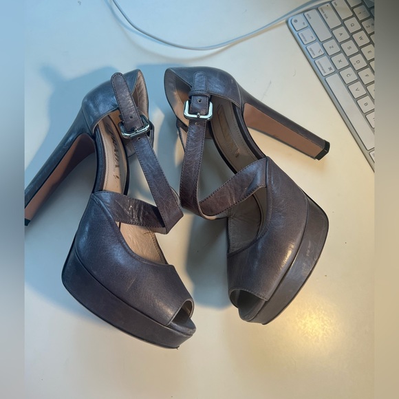 Prada shoes size 38, fits true to its size. Great shape and very flattering. - Picture 4 of 6